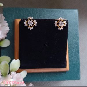 SPARKLING FLOWER STUD EARRINGS - Image 4