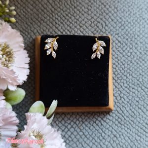 SPARKLING LEAF STUD EARRINGS - Image 1
